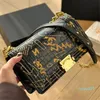 Clássico ieboy graffiti designer crossbody saco de couro feminino scrawl bolsa de ombro bolsa dupla carta moda mensageiro sacos