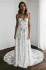 Axelfri A-linje bröllopsklänning för brud fashionabla ärmlös spetsar rygglös täckt knapp attraktiv spets gjord på beställning