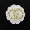 designer broche Marca Donna Uomo Lettera Spille Placcato oro 18 carati Intarsio Cristallo Strass Gioielli Spilla Fascino Perla Spilla Sposarsi Festa di Natale Regalo Accessori