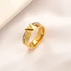 Ny fashionabla smyckesdesigner ringer kvinnor bokstav kärlek bröllop leveranser 18k guldpläterad rostfritt stål diamant ädelstenar ring fin fingerring zg1380