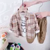 2023 Nuovo prodotto 1-3-4 anni Primavera e autunno Camicia per bambini + t-shirt + pantaloni Set di tre pezzi