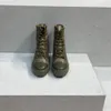 Botas pretas de aba aberta tecido de couro frisado com acessórios de metal dourado ilhós zíper moda vanguardista