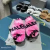 Designerskie buty Paris Sandals Luksusowe kapcie Furry platforma Pluszowe kapcie haftowe b słowo para pluszowe kapcie furry zjeżdżalnia zamszowe kapcie qu00l