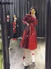 Trench da donna Lautaro Autunno lungo lucido riflettente in vernice ecopelle Trench per donna Cintura doppio petto Pista di moda europea 231213
