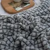 Coperta J Plaid per letti Coral Fleece Colore grigio Plaid SingleQueenKing Copriletti in flanella Letto morbido e caldo 240102