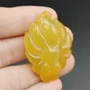 Pendentif renard à neuf queues sculpté en calcédoine d'agate naturelle jaune certifiée