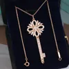 BLING Flower Diamond Female Key Pendant Necklace For Women Designer Halsband Kvinna Män klassisk inlagd T Par smycken Valentins party Blue Gift Box Luxury Brand