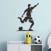 Fußballspieler spielen mit dem Fußballspiel. Wandaufkleber für Wohnzimmer, Schlafzimmer, Kinderzimmer, Wandaufkleber, dekorative Aufkleber aus Vinyl