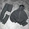 Män och kvinnliga tröja modedesigner Thombrownsweatshirt Casual Baseball Suit Huven plysch tjock cardigan hoodie dragkedja jacka randig elastisk midja cas