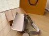 Questa è una borsa griffata di tipo super bag. Non è solo una borsetta, una borsa a tracolla, una borsa a tracolla dotata anche di spallacci per un'atmosfera di lusso di fascia alta