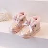 Stivali da neve per ragazze 2023 Inverno Bambino Bambini Principessa Marchio di moda Chelsea Caviglia Bambini Pelliccia calda Perle Bowtie Scarpe rosa 231213