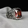 Bröllopsringar Retro Square Inlaid Red Zircon Ring för Mens Personlig Fashion Silver Metal Carved Mönster Punk Ring Tillbehör 231213