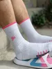 Großhandel Mann schwarz weiß Streifen Basketball Fußball Fußball athletische Socken Mode Hip Hop Elite Socken hochwertige Sport Baumwollsocken