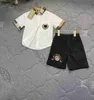 Nowy projekt projektantki dresu dziecięcego Zestaw koszuli polo Rozmiar 90-140 Logo druk dla chłopców T-shirty i elastyczne talii krótkie dec05