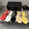 Designer sandaler senaste flip flops mode rene caovilla kvinnor tofflor remmar diamant spänne kärlek sexig strand casual fest arbete lyxlägenheter skor