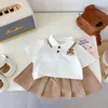 Kläder sätter sydkoreanska småbarnsyskor utseende 2 st klädset med svängbar krage kortärmad bomullstopp brun shorts college set 231214