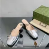 Pantoufle de créateur la meilleure marque femmes sandales à talons bas sandales en satin chaussures enveloppées bout carré strass boucle en métal décoration décontractée chaussure de fête talon de mariage