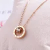 Anel de círculo duplo com numerais romanos, diamante, cor dupla, colar de aço de titânio, corrente de clavícula em ouro rosa feminino com pingente de joias295T