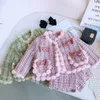 Set di abbigliamento adorabili pompom design bambine tweed cappotto e pantaloncini morbidi autunno caldi inverno inverno set abiti per adolescenti per 2 7 anni 231214