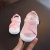 Första vandrare baby flickor pojkar sandaler sommar spädbarn småbarn skor nonslip mjuk enda andningsbara barn strandbarn 231213