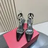 2024 PREMEN PRÉTENTE PREMENT CHAUILLE CHARGE CHARGE MÉTAL RIVET Sandales à talons hauts transparents Femme baotou Baotou Battage de chaton