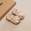 Flatskor sommar baby småbarnskor tjej sandaler bowtie mjuk sula antislip utomhus barn första vandrare spädbarn sandalier 02 år 231213