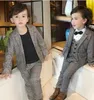 Abiti Moda Formale Neonati maschi Blazer Vestiti Gilet Blazer Pantaloni 3 pezzi Set da sposa Plaid per feste Abbigliamento per bambini Ragazzo Capispalla 231213