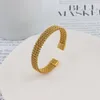 Nuovo bracciale aperto a maglia piatta intrecciata in acciaio inossidabile per uomo e donna, bracciale minimalista e versatile a forma di C, placcatura in oro 18 carati