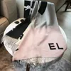 Luxury Brand Designer Ladies Scarf Shawl Letter Tryckt Tassel Design Silky Feel Winter Essentials Warm Scarf Fashion Classic Versatile Ladies Scarf Christmas