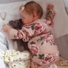 Puppen 19 Zoll wiedergeborene Rosalie mit braunen Haaren an den Händen, geborenes schlafendes Babypuppenmädchen, bereits mit einem Schleier bedeckt 231214