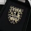 Mujeres Hombres Diseñador Broche Marca de moda Broches de letras Joyería de lujo Broche Encanto Perla Pin Traje Vestido Pines para dama Fiesta Gift219a