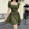 Casual Dresses Insta French Retro Dark Green Dress Woman Square-Neck tight midja Sexig elegant kort ärm Slim Look Fit kjol