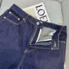 I lager "ett par originalfärg jeans" med en mitt stigande rak ben och breda benbyxor som ser smalare och smalare, fashionabla