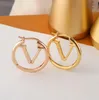 Pendientes de tuerca de estilo de moda de Europa América para mujer, aretes de color dorado y plateado con iniciales en V grabadas, pendiente de aro hueco Twin9119577