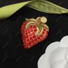 Kvinnor Vintage Designer Brosches Strawberry Diamond Pins G Brosch Rhinestone Crystal Metal Broschs Suit Laple Pin Fashion Jewelry A279W