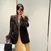 Costumes pour femmes, décoration en plumes d'autruche sur les poignets, veste Blazer noire, boutons crantés, poches, costume doux et Cool, à la mode, 2024