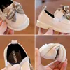 Erste Wanderer Baby Mädchen Prinzessin Schuhe Kleinkind rutschfeste flache weiche Sohle Leder Gummi Krippe schöne Butterflyknot Kleinkind 231213