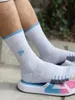 Großhandel Mann schwarz weiß Streifen Basketball Fußball Fußball athletische Socken Mode Hip Hop Elite Socken hochwertige Sport Baumwollsocken