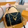 Luxurys designer äkta läder kvinnors handväska handväska v lås klaffpåse justerbara bälte axelväskor vrid ett handtag crossbody väskor