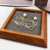 Boucles d'oreilles à breloques avec pendentif en perles, avec boîte, bijoux classiques plaqués lettres en or, clous