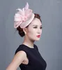 Stile britannico Sinamay Cappello di piume Accessori per capelli da donna Fascinator di fiori da sposa Clip Copricapo da chiesa per feste di matrimonio formali