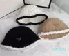 Lüks Kaşmir Kova Şapkaları Ünlü Kadınlar Marka Üçgen Harfleri Düz Renk Geniş Kötü Şapka Kış Sıcak Deck Kenar Balıkçı Şapkası Moda Aksesuarları