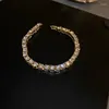 Braccialetto Pendolare Design di nicchia Bracciale con apertura in zirconi per le donne Nobile eleganza Brillantezza geometrica Bracciale con smeraldo Accessori per le vacanze