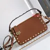 Cowhide Crossbody Bagクラッチバッグデザイナーバッグハンドバッグ財布女性ショルダーバッグソリッドカラージッパーメタルバックル本革のバックポケット取り外し可能なハンドル