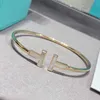 Bracelet en or de créateur Double diamant en forme de T, hautement poli, en forme de C, à la mode, coquille blanche, bracelet ouvert, bracelet pour dames.