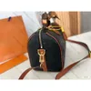 Top 5A Akşam Çantalar Kozmetik Çantalar Kadın Tote Çanta Hızlı Bandouliere Deri Kabartmalı Klasik Çiçek Çiçek Tasarımcıları Crossbody Bag Messenger Bayan Yastık Kaskası