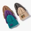 Trapper Hats Korean Letter beanie hatt mode kvinnor tyg etikett kepsar höst vinter utomhus varma par stickad fast färg enkel mössa 231215