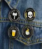 Ronde Letter Schedel Cowboy Broches Pins Koffie Bier Skelet Kraag Pin Vrouwen Mannen Emaille Legering Cirkel Anti Licht Gesp Badge Jewe7277543