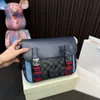 Tasarımcı çantası yeni erkekler crossbody omuz çantası stilleri Çeşitli boyutlarda çanta lüksler tasarımcıları çantalar pochette çoklu cepler moda haberci çanta satışı