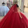 Robes de Quinceanera rouge scintillantes, col licou, perles dorées, Appliques en dentelle avec Cape, robe de princesse douce 16, robe de soirée pour xv anos 15